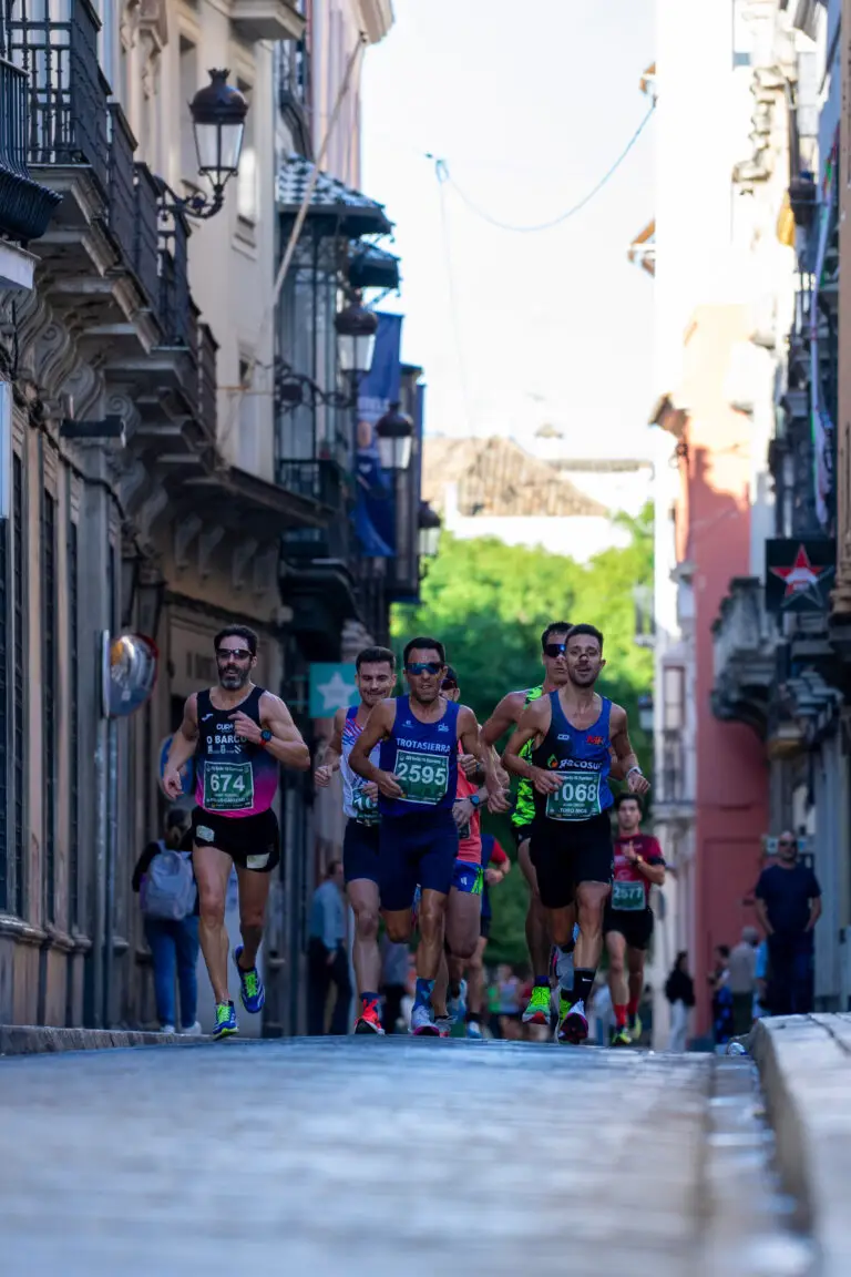 Corredores de la CEU SEVILLA 15K Experience 2025