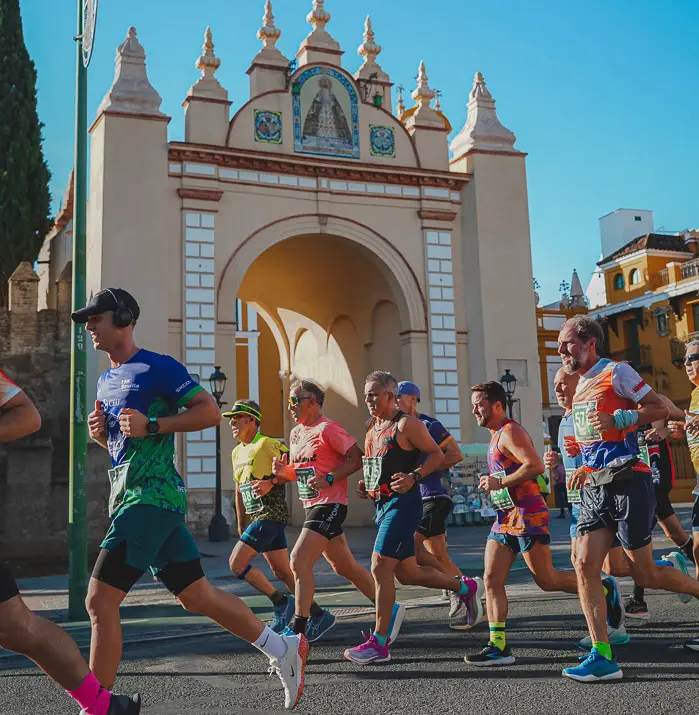 Corredores de la CEU SEVILLA 15K Experience junto al Arco y la Basílica de la Macarena