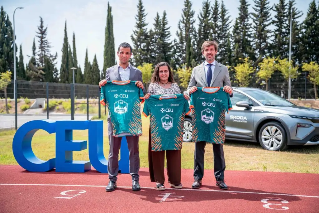 Presentación de la camiseta oficial de la CEU SEVILLA 15K Experience 2026