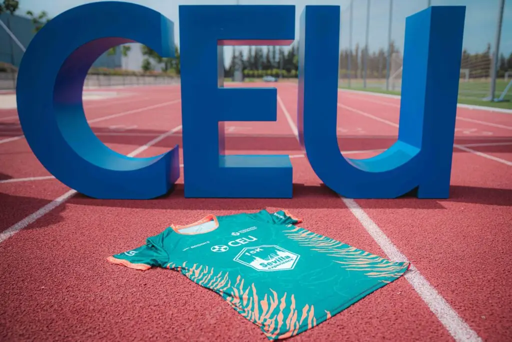 Presentación de la camiseta oficial de la CEU SEVILLA 15K Experience 2026