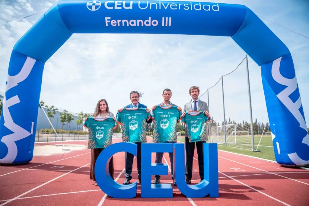 Presentación de la camiseta oficial de la CEU SEVILLA 15K Experience 2026