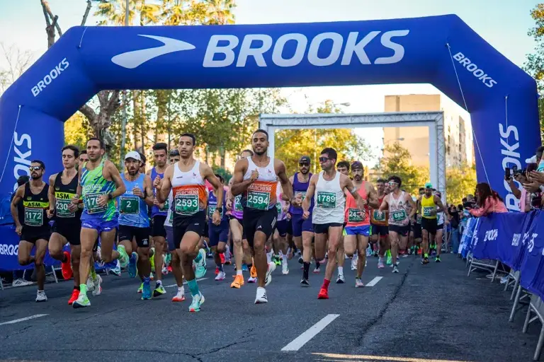 Corredores en la salida del 15K Sevilla Experience