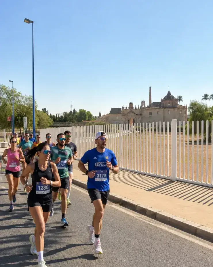 Corredores de la CEU SEVILLA 15K Experience junto al Monasterio de Santa María de las Cuevas