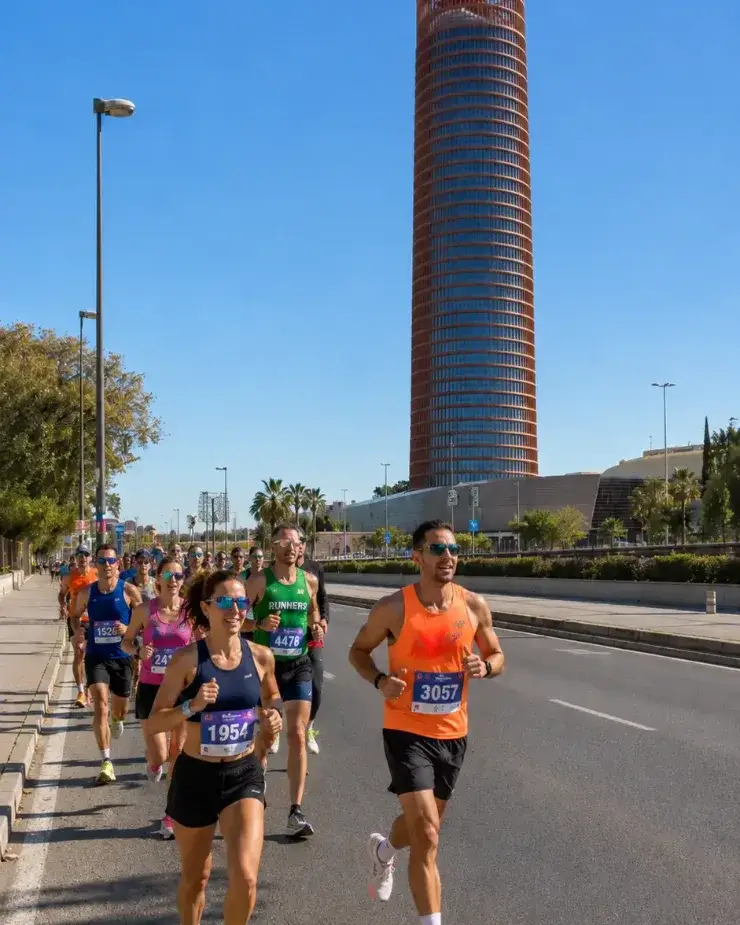 Corredores de la CEU SEVILLA 15K Experience junto a Torre Sevilla