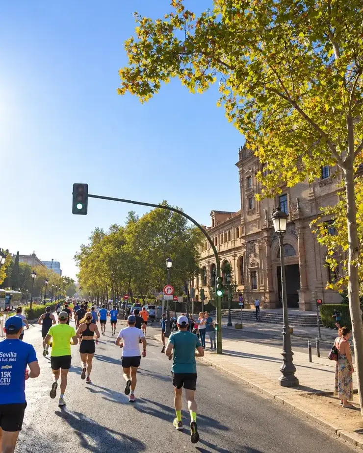 Corredores de la CEU SEVILLA 15K Experience junto a la Plaza de España